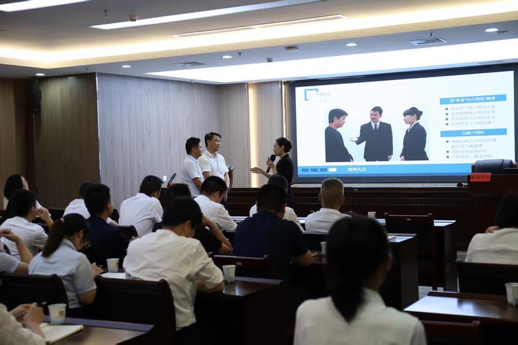 从酒店服务到礼仪讲台 一次跨界转型的完整复盘
